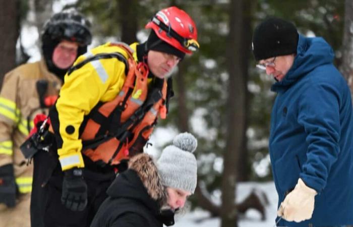 Rescate inusual: un hombre y un perro rescatados por los bomberos