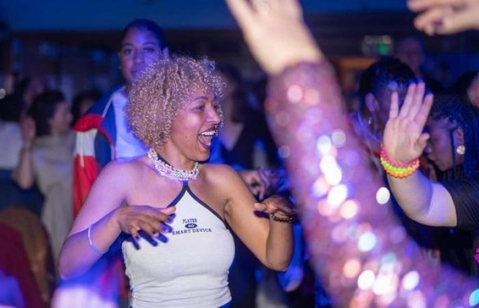 Bailando en una discoteca desde última hora de la tarde.