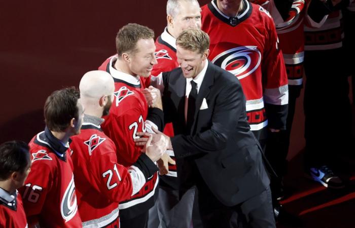 Los Hurricanes honran a Eric Staal retirando su camiseta número 12