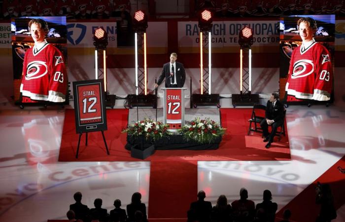 Los Hurricanes honran a Eric Staal retirando su camiseta número 12