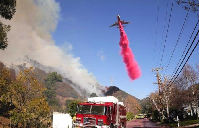 ¿Para qué sirve este polvo rosa que derraman los aviones bombarderos?