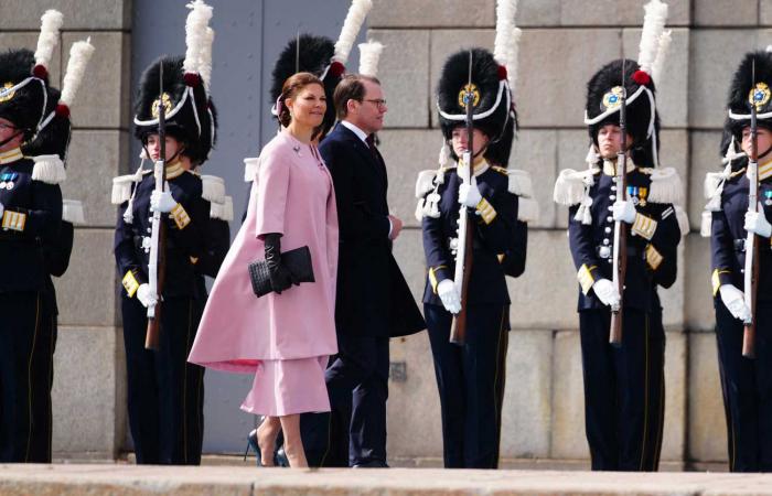 Un guardia real empalado por su bayoneta frente al palacio real de Estocolmo