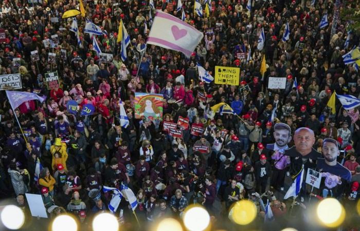 Diplomáticos se unen a la protesta para exigir un acuerdo de alto el fuego en Gaza y la liberación de rehenes.