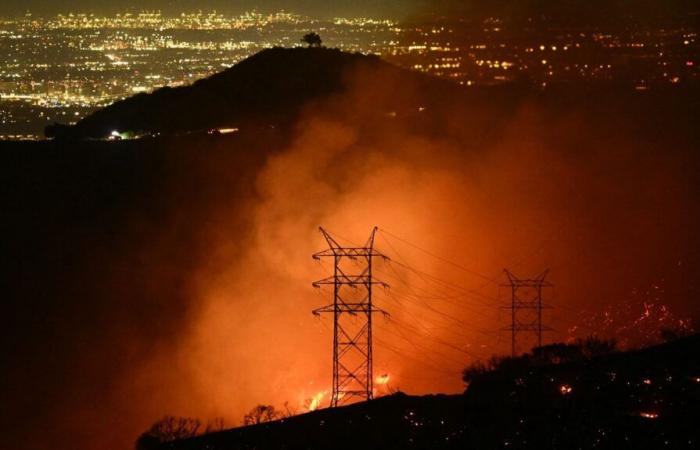 Las llamas continúan propagándose en California, el número de muertos aumenta a 16