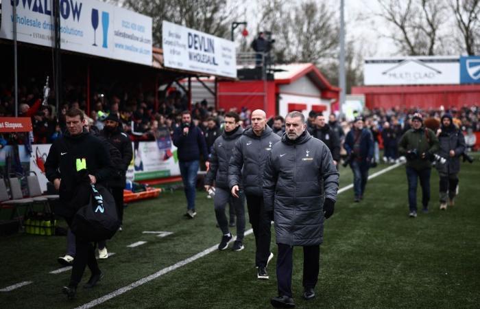 El partido Tamworth – Tottenham de la Copa FA se retrasó por un motivo sorprendente y se tomaron medidas para resolver el problema