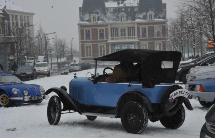 El colorido cruce de París 2025 con coches antiguos.