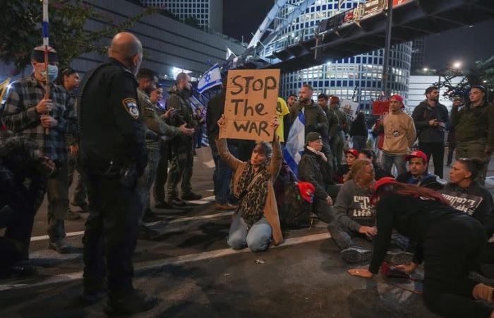 Diplomáticos se unen a la protesta para exigir un acuerdo de alto el fuego en Gaza y la liberación de rehenes.