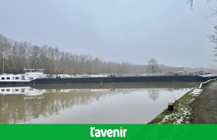 En la esclusa de Mornimont, una barcaza que cruza el Sambre bloquea el tráfico fluvial