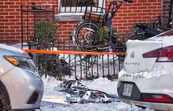 Un hombre resulta gravemente herido al arrojar un árbol de Navidad desde un balcón