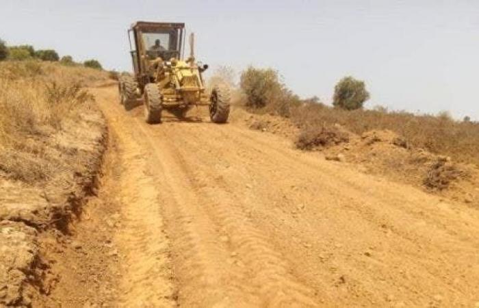 Alhucemas: los vecinos de Al-Rawadi denuncian la reparación de una carretera sin asfalto por un coste de 400 millones