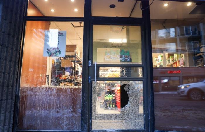 Montreal | El escaparate de un negocio destrozado por un impacto de bala