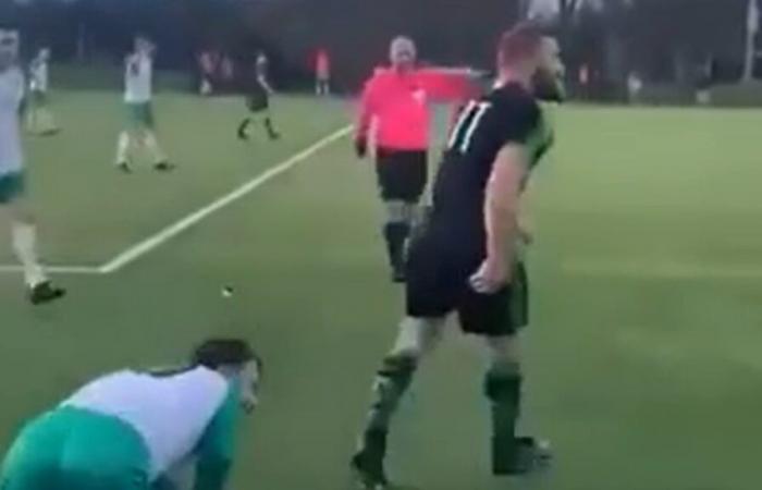 Conor McGregor se pone físico en partido de fútbol local