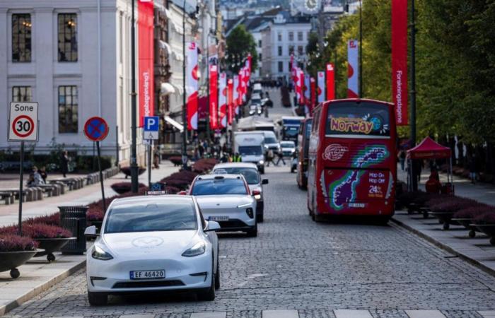 Noruega conduce vehículos eléctricos, pero los turistas siguen estancados en el pasado