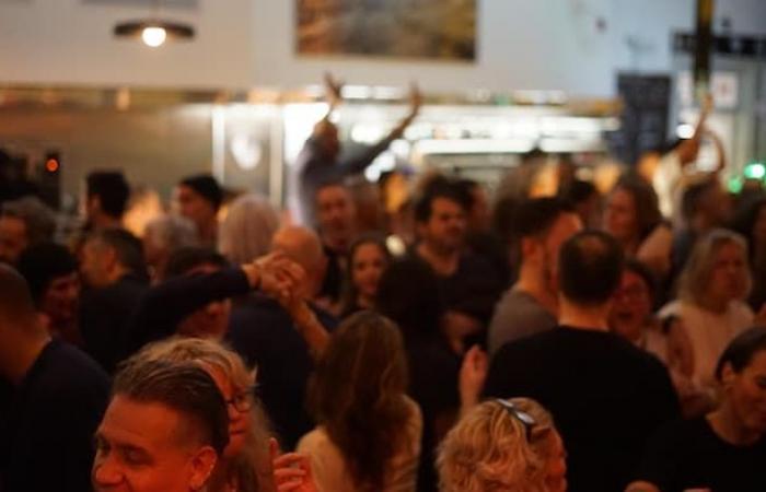 Bailando en una discoteca desde última hora de la tarde.