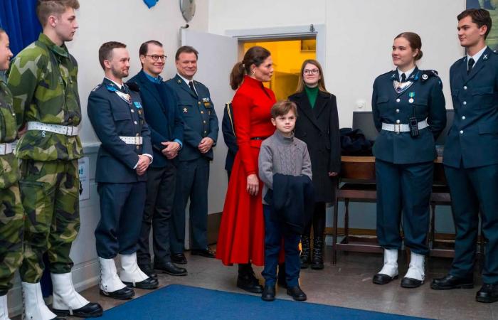 Un guardia real empalado por su bayoneta frente al palacio real de Estocolmo