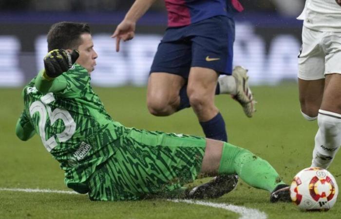 Expulsión de Szczesny, que deja al Barça con diez más de media hora