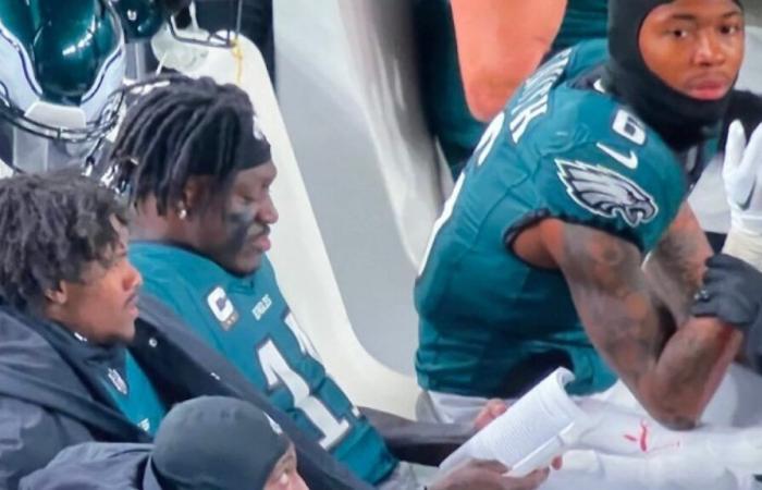 NFL: AJ Brown fue visto durante el partido contra los Packers leyendo un libro