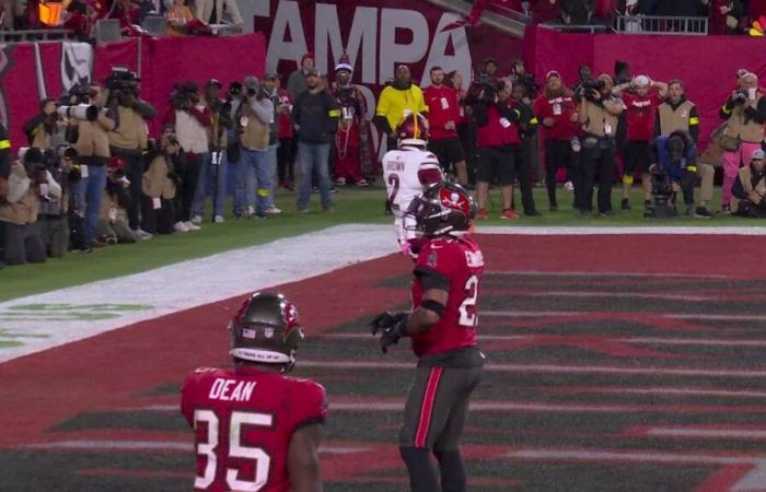 El primer pase de touchdown de playoffs de la carrera de Jayden Daniels marca a un Dyami Brown completamente abierto