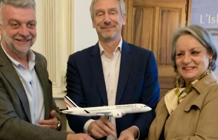 Isla-sur-la-Sorgue. Entrega oficial al alcalde del modelo del Airbus A220, denominado “L’Isle-sur-la-Sorgue”