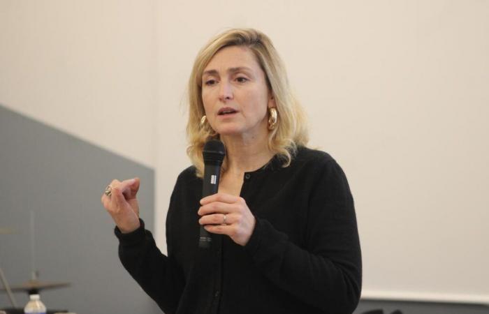 En Libourne, Julie Gayet habla sobre el feminismo ante estudiantes de secundaria, desde Olympe de Gouges hasta el movimiento MeToo