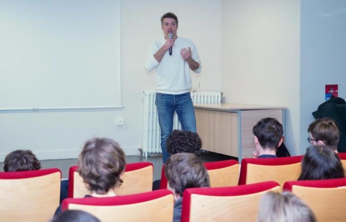 el director de la película “El Reino Animal” se reunió con los alumnos del liceo Cantau