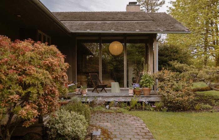 Una espléndida casa de madera diseñada por un arquitecto rodeada de vegetación en Portland