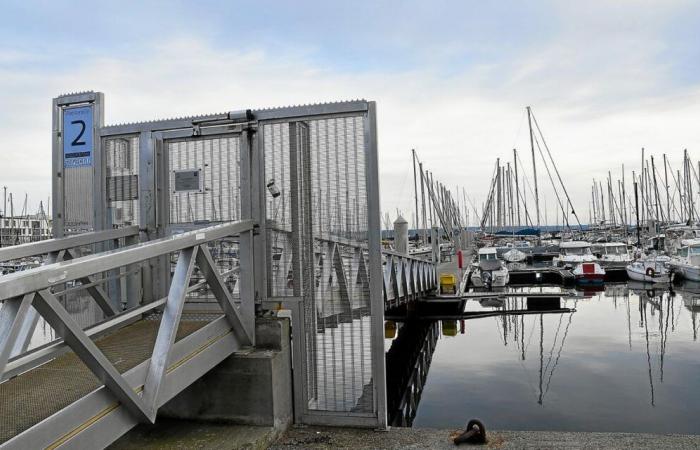 El cuerpo de un navegante encontrado en el puerto deportivo del castillo.