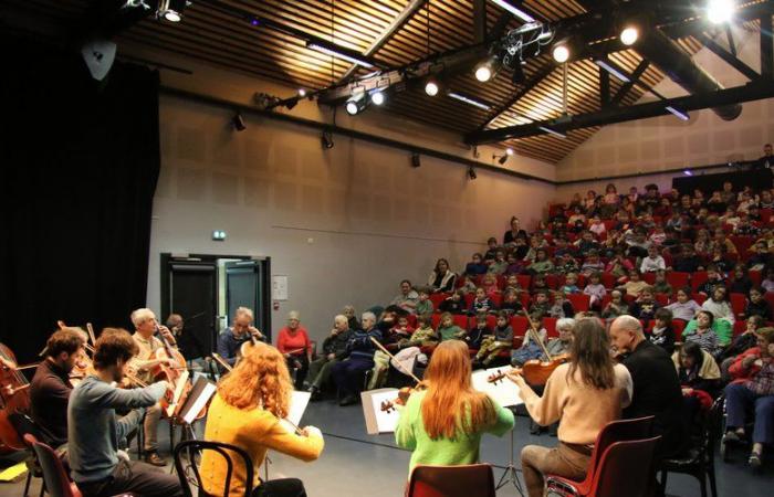 Limogne-en-Quercy. Residentes de residencias de ancianos y escolares en el concierto