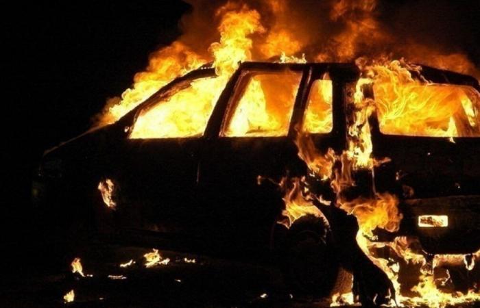 Ex ladrón prende fuego a un coche y destruye otros dos