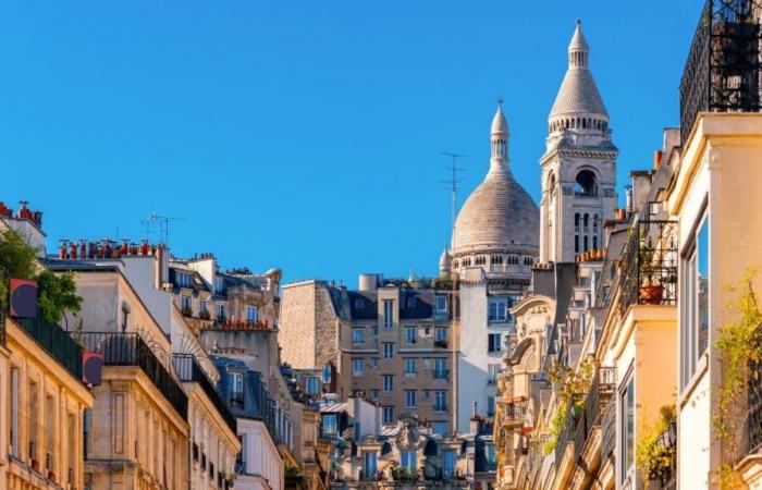 En su apartamento de estilo “vintage” en una zona popular de París, “transformé mi cocina en vestidor”