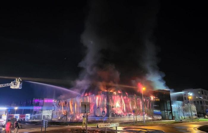 “Los bomberos permiten que el edificio se queme de forma controlada” (Arendonk)