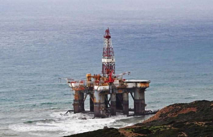 Una plataforma petrolera varada en una playa del norte de Túnez