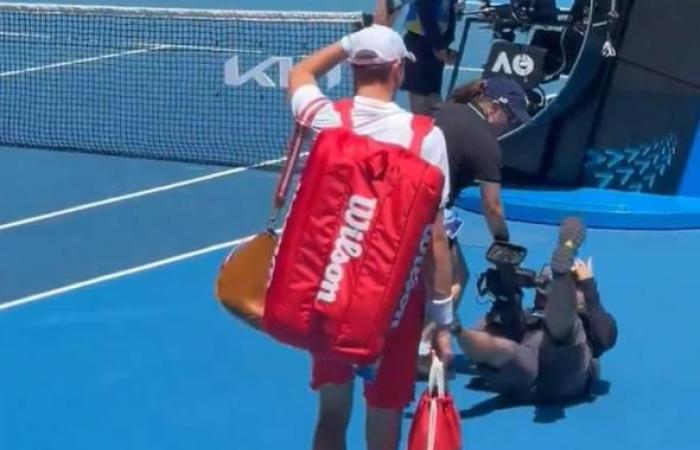 Camarógrafo cae en la cancha antes del partido de Sinner