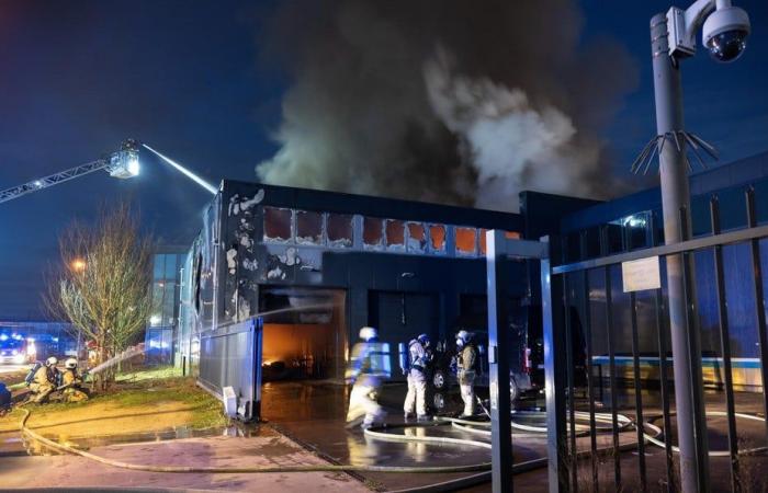 “Los bomberos permiten que el edificio se queme de forma controlada” (Arendonk)