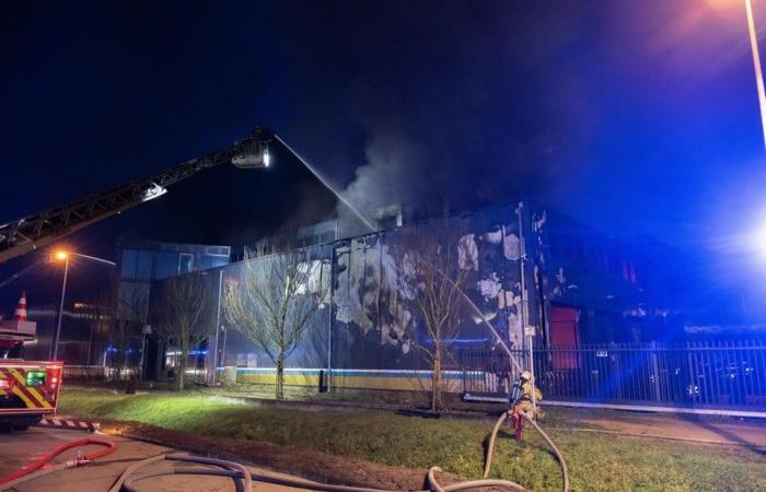 “Los bomberos permiten que el edificio se queme de forma controlada” (Arendonk)