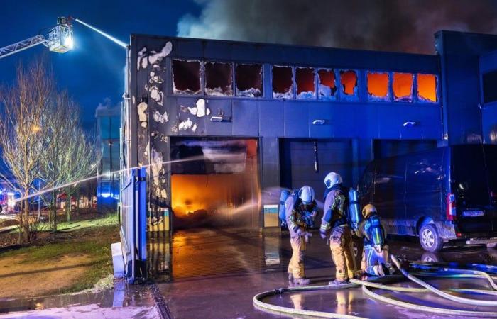 “Los bomberos permiten que el edificio se queme de forma controlada” (Arendonk)