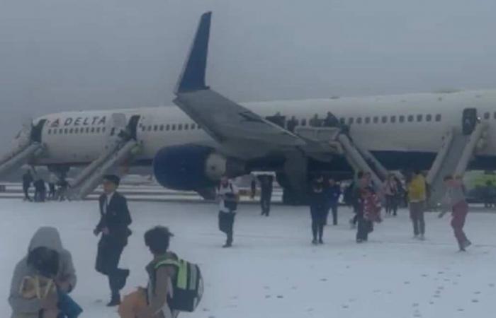 201 pasajeros de Boeing obligados a evacuar al deslizarse en la pista