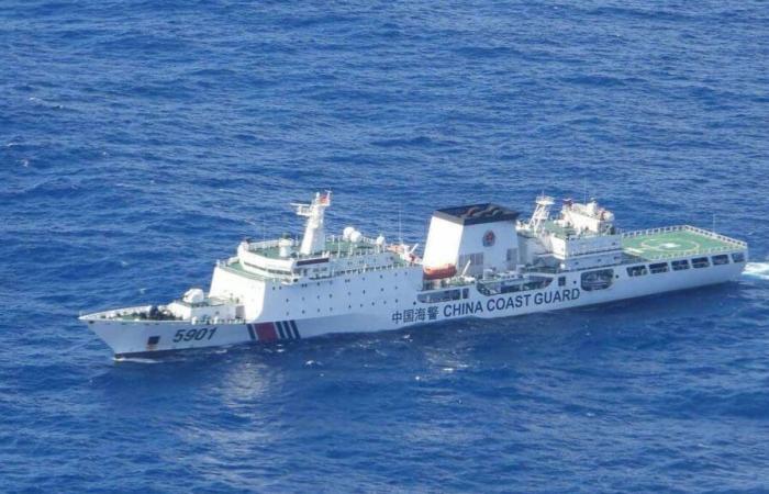 Filipinas, “alarmada” por un barco chino “monstruoso” cerca de su costa