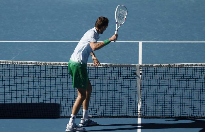 Daniil Medvedev escapa molesto, los tenistas estadounidenses se apoderan de Melbourne