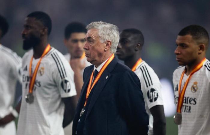 El vestuario merengue estaría enojado con Ancelotti tras la humillación ante el Barça, tenso para el “Mister”