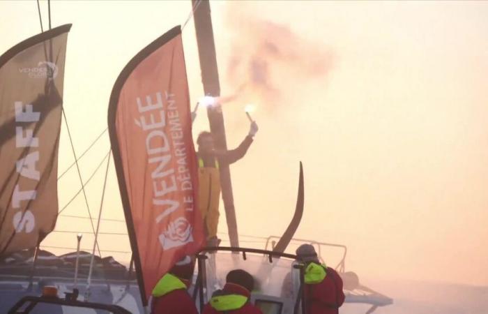 Imágenes del capitán francés Charlie Dalin celebrando su victoria