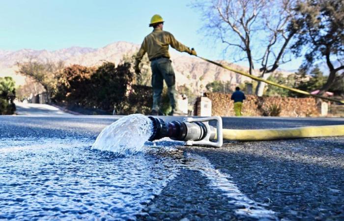 Depósito vacío, bocas de incendio secas… ¿Se están quedando sin agua los bomberos?