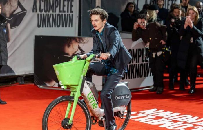 [À VOIR] Timothée Chalamet llega en bicicleta a la alfombra roja de la película “Un perfecto desconocido”