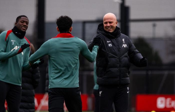 Arne Slot transmite un mensaje sobre el campo de entrenamiento a los jugadores del Liverpool mientras se preparan para la venganza del Nottingham Forest