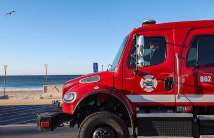 EN FOTOS | Incendios en Los Ángeles: la playa de Malibú se convierte en una aldea para los bomberos