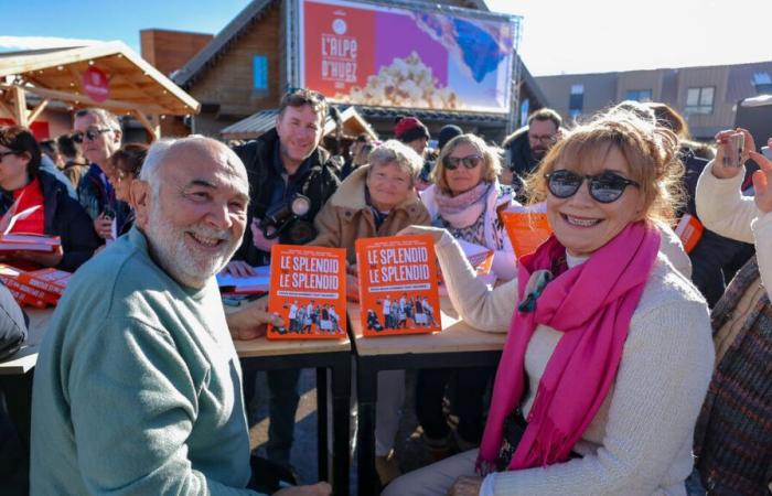 En el festival de Alpe d’Huez, dos curtidores de esquí delante de sus fans.