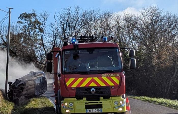 Un vehículo se incendia tras salirse de la carretera