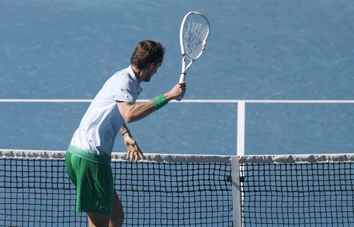 Daniil Medvedev destruye la cámara adjunta a la red durante la dura victoria del Abierto de Australia