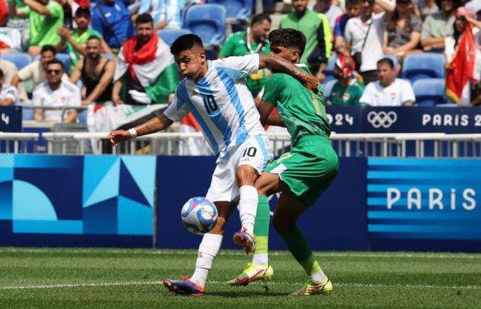 Thiago Almada fue presentado a los jugadores del Lyon