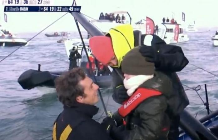 Después de más de dos meses en el mar, el conmovedor reencuentro de Charlie Dalin con su esposa y su hijo (vídeo)